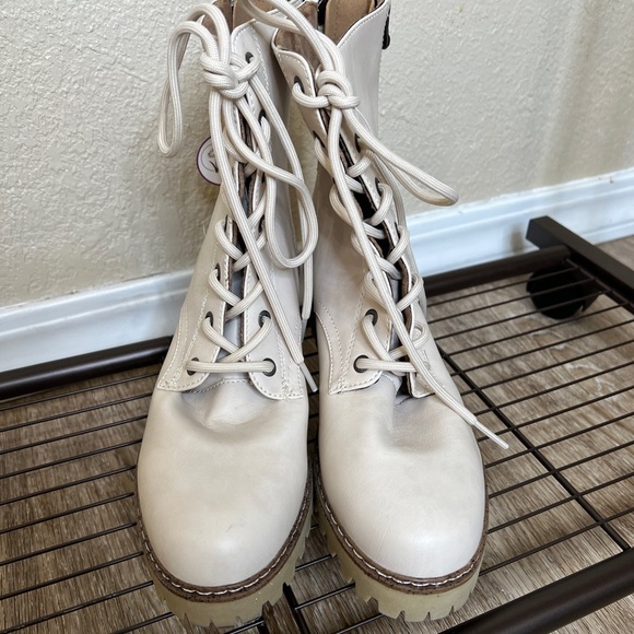 Blowfish Vegan Leather Boots NWT Cream Size 9 - Picture 3 of 5